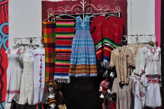 Venda de roupas em Cholula, no México